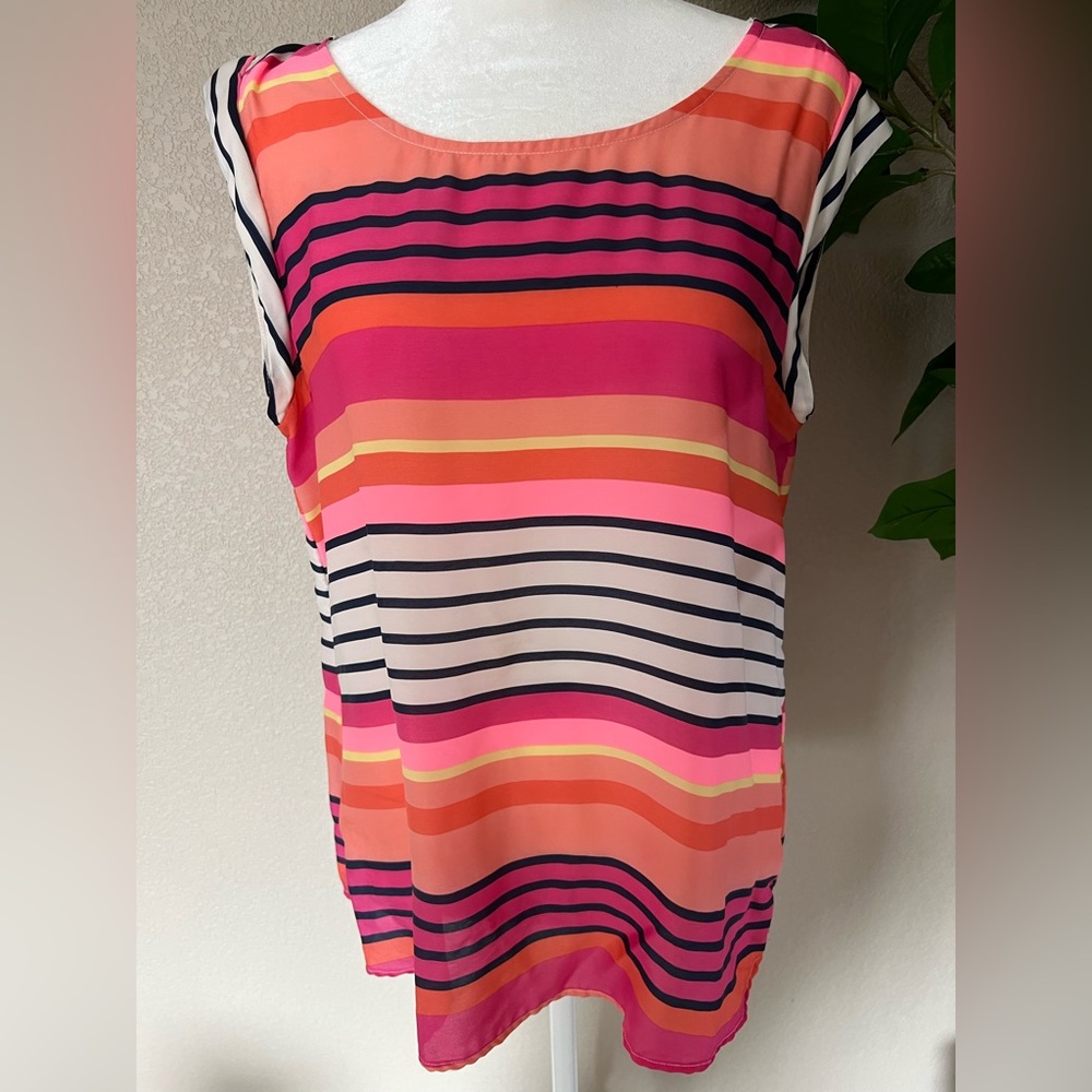 ava M sleeveless blouse with back button and keyhole